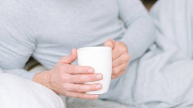 sabah çay içecek adam yatak tutun Kupası