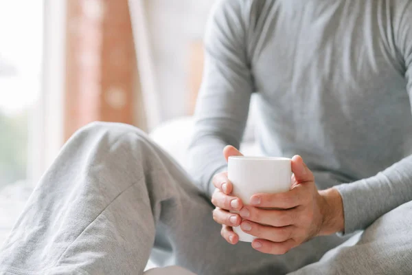 Comfort ochtend drank man zitten houden cup — Stockfoto
