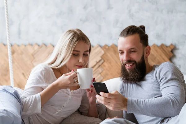 Pár megvitassák tervek nő kupa férfi smartphone — Stock Fotó