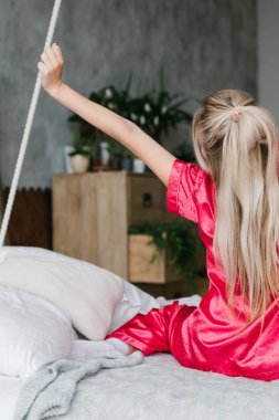 sabah coziness sarışın kadın yatak kollar gergin