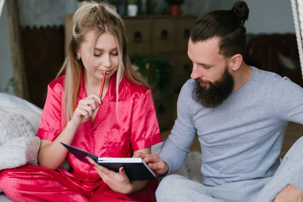 Reggel coziness fiatal pár pizsama, hogy terveket — Stock Fotó