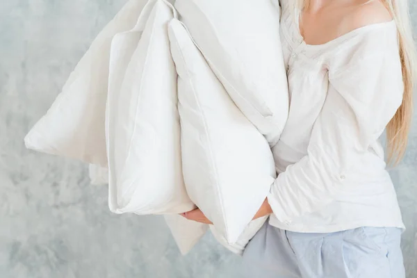 Ropa de cama de calidad sueño sonido mujer sostener almohadas —  Fotos de Stock