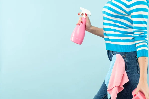 Casa lavoro donna atomizzatore spugna copia spazio — Foto Stock