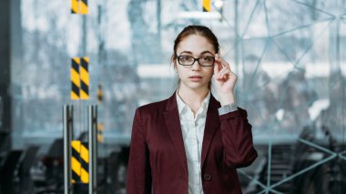 işkolik stajyer kadın boş ofis çalışma alanı