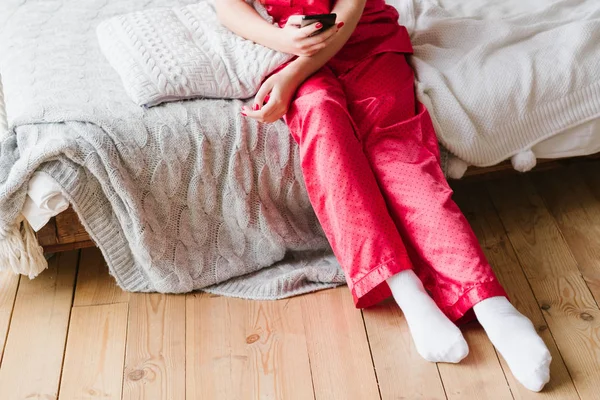 Smartphone adicción mujer pijama cama smartphone —  Fotos de Stock