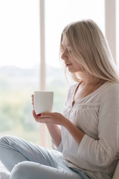 Favoriete drankje ochtend ritueel vrouw houd cup — Stockfoto