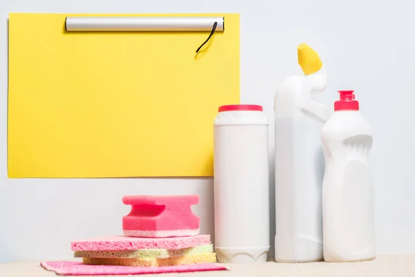 Produtos de limpeza de banho produtos de compras checklist produtos químicos — Fotografia de Stock