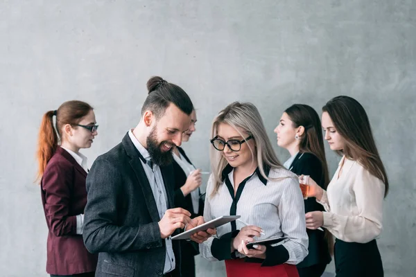 Feedback från gästerna unga business executive tablett — Stockfoto