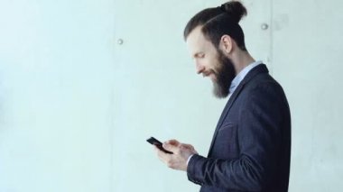 telefon ofis sonu tarama mutlu iş adamı