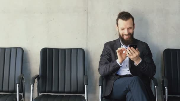 Komunikacji technologii biznesmen tekstylny telefon — Wideo stockowe