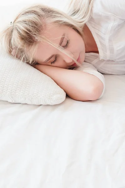 Утренний отдых женщина спит мирно кровать — стоковое фото