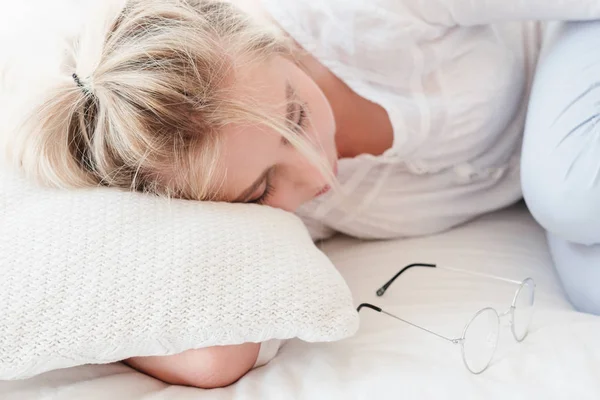 Siang relaksasi tidur wanita tidur keriting gelas — Stok Foto