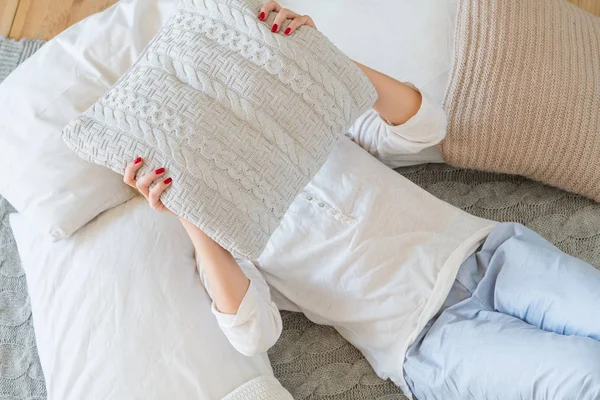 Tiempo libre casa descanso mujer cama almohada —  Fotos de Stock