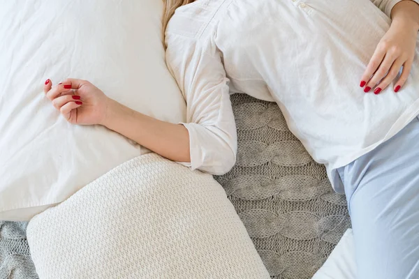 Istirahat di rumah istirahat wanita istirahat berbaring tempat tidur — Stok Foto