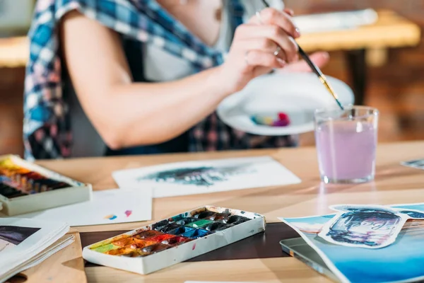 Aquarela pintura artista trabalho esboços paleta — Fotografia de Stock