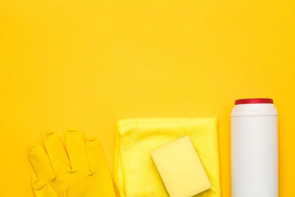 Casa de limpeza suprimentos linha amarelo cópia espaço — Fotografia de Stock