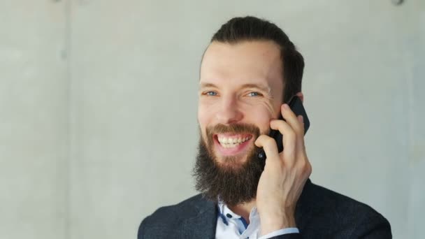 Comunicação de negócios amigável homem falando telefone — Vídeo de Stock