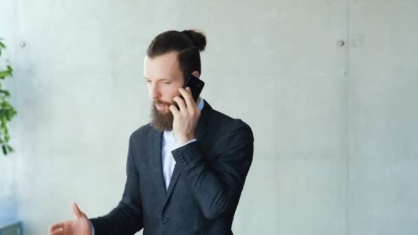 Comunicação de negócios instruir homem falar telefone — Vídeo de Stock