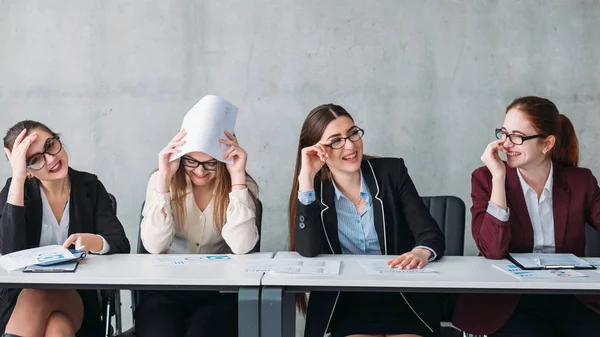 Entrevue échec comité d'entreprise rire féminin — Photo