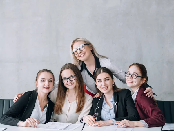 Empleo apertura contratación sonriente mujeres copiar espacio — Foto de Stock