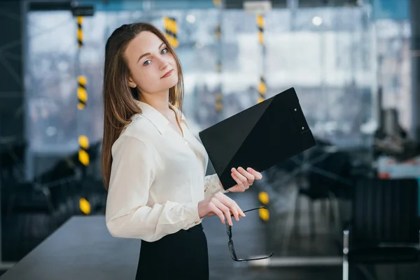 Junge Geschäftsfrau Unternehmensleitung Arbeitsplatz — Stockfoto