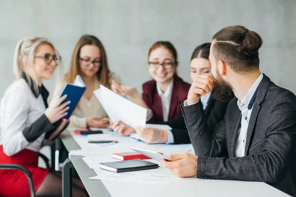 Trabajo en equipo de negocios colegas estrategia de discusión — Foto de Stock