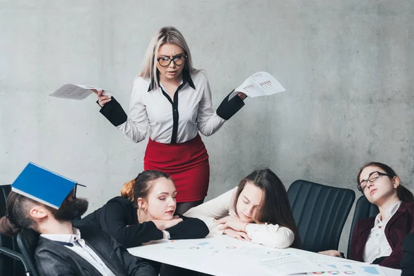 Período contable equipo de trabajo excesivo escritorio de dormir — Foto de Stock