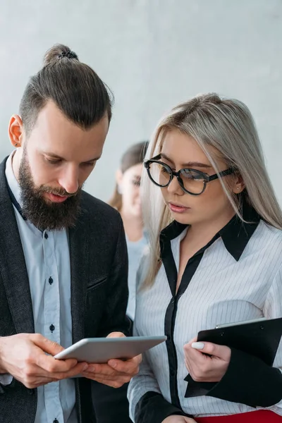 Opinión equipo líder tableta dar dirección — Foto de Stock