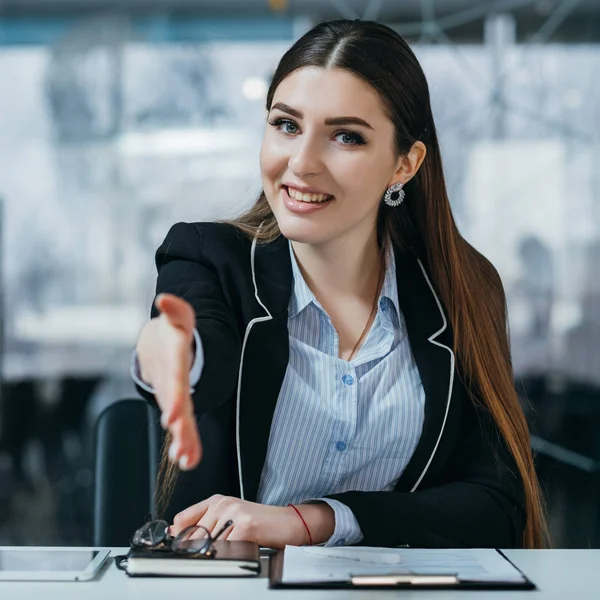 Pewny siebie firmy headhunter Zapraszamy w miejscu pracy — Zdjęcie stockowe