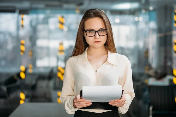 Workaholic stagiair vrouw leeg office werkruimte — Stockfoto