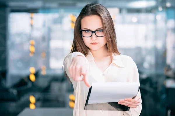 Estricto corporativo teamlead mujer oficina espacio de trabajo — Foto de Stock