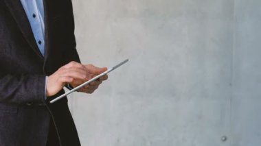 mobil teknoloji iş adamı işe tablet aygıtı