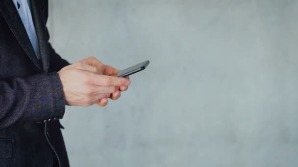 Mãos de comunicação de negócios digitando feedback de telefone — Vídeo de Stock