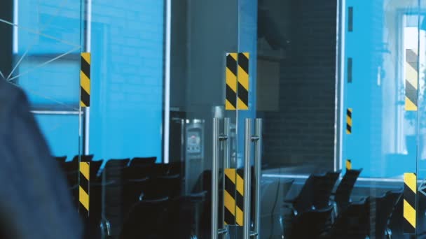 बिजनेस मैन रूम ग्लास डोर आकस्मिक कार्यालय में प्रवेश करें — स्टॉक वीडियो
