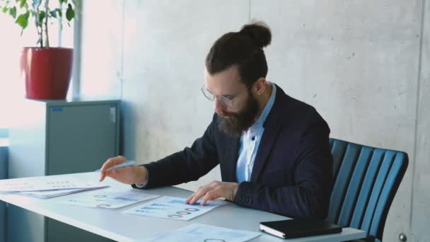 Analista informes estudio negocios estadística gráficos — Vídeos de Stock