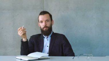 Kendine güvenen iş adamı flört taciz göz kırpıyor