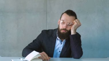 adam drift ofis kapalı overworking Uyku yoksunluğu