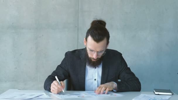 Harto de papeleo hombre de negocios haciendo berrinche — Vídeos de Stock