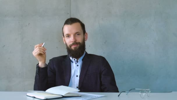 Selbstgefällig lächelnder Geschäftsmann selbstbewusster Ehrgeiz — Stockvideo