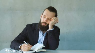 Office toplantıda sıkılmış. Adam işyeri ve düşme şekerleme. Yorgun işçi hayal