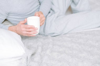 konfor sabah içecek adam yatak tutun Kupası