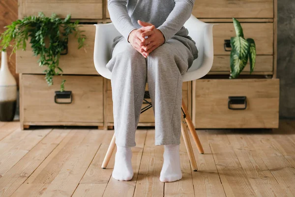 sabah şüphe dostum oturmak sandalye ayak uçlarına kalkarak pijama