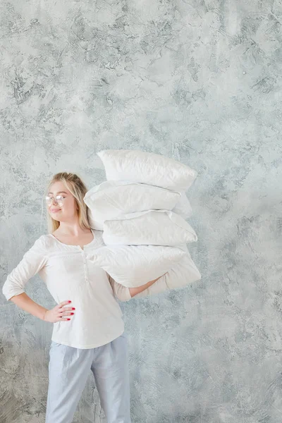 Hacer las tareas de la mañana cama ama de casa sostener almohadas —  Fotos de Stock