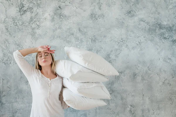 Tugas pagi wanita mengatur bantal tempat tidur — Stok Foto