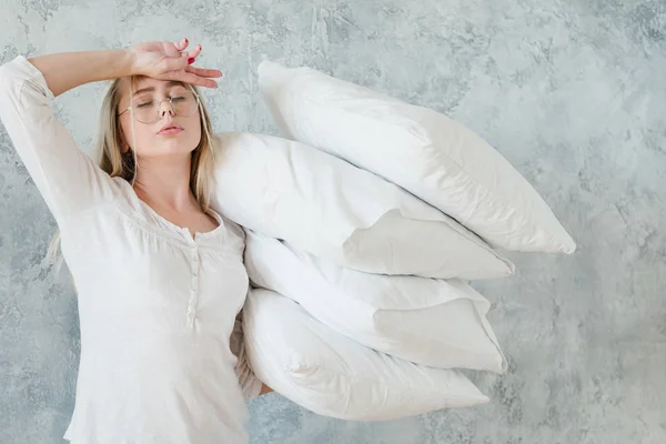 Yapım yatak sabah işleri yorgun kadın yastıklar — Stok fotoğraf