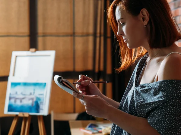 Artist sketching studio workspace painter pencil — Stock Photo, Image