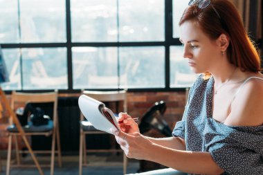 Studio çalışma alanı çizim kadın sanatçı