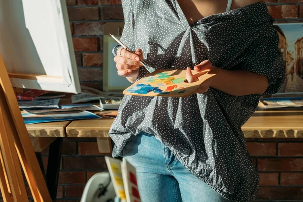 Artista pintura estudio espacio de trabajo caballete paleta — Foto de Stock