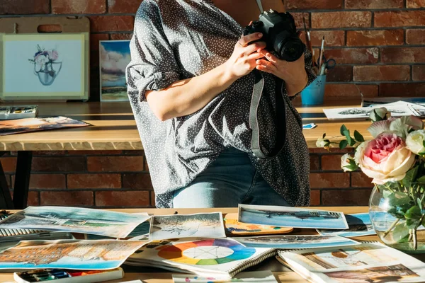 Art painting blog studio woman taking photos — Stock Photo, Image