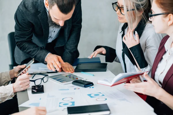 Análise de dados equipe de negócios discussão teamlead — Fotografia de Stock